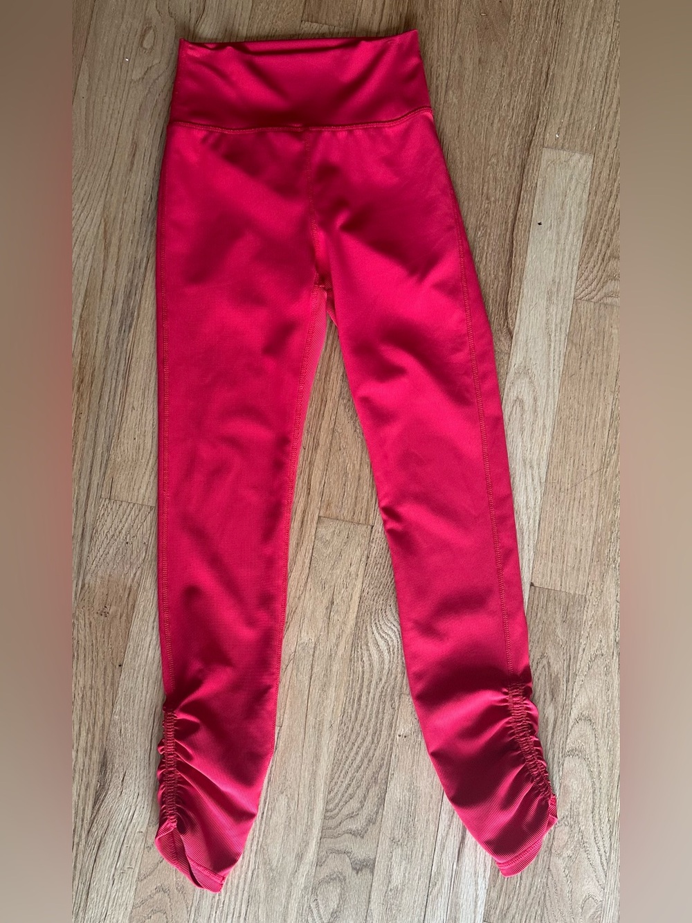 WILO THE LABEL RED RIBBED Med to High-Rise Ruched-Ankle Leggings (S)